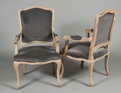 Paire de fauteuils en bois mouluré, sculpté...