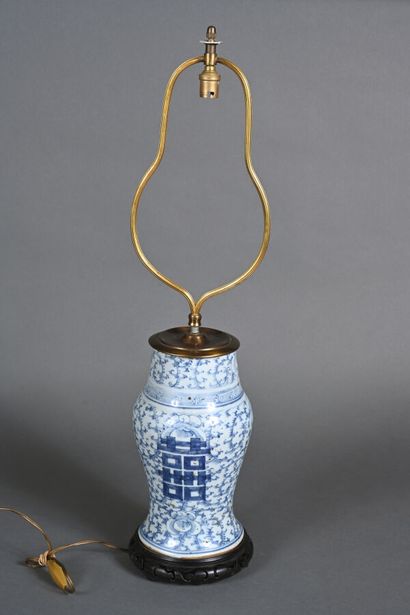 CHINE, 
Lot de deux vases, l'un en porcelaine...