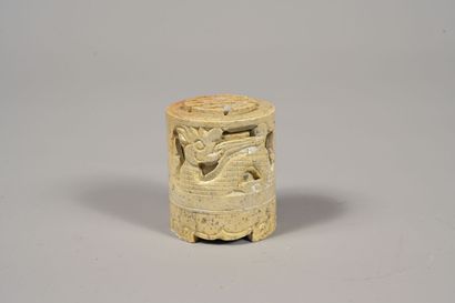 Boîte en pierre dure sculptée, le couvercle...