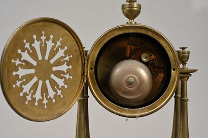 Pendule portique en laiton, le cadran émaillé...