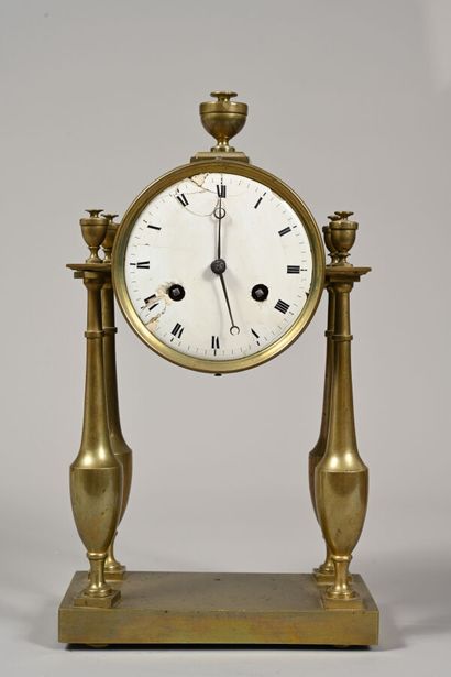 Pendule portique en laiton, le cadran émaillé...
