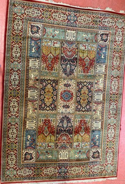 Tapis d'Orient à décor d'arbres et d'animaux...