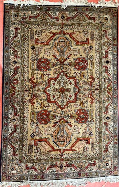 Tapis persan à décor d'oiseaux dans des réserves,...