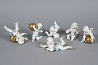Suite de six putti en porcelaine émaillée,...