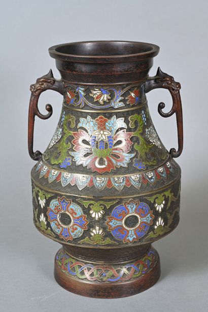 JAPON, vers 1920-1930
Vase en bronze et émaux...