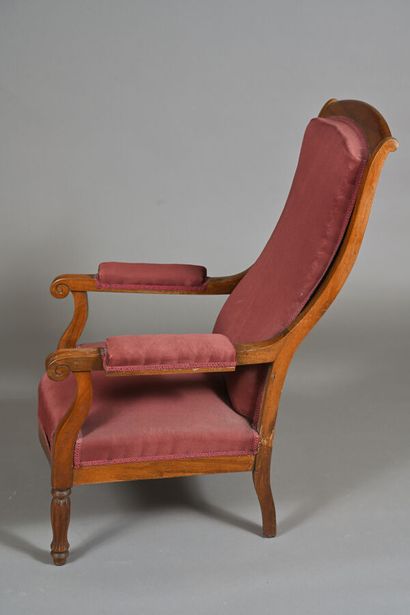 Fauteuil à haut dossier en bois mouluré et...