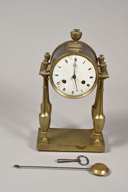 Pendule portique en laiton, le cadran émaillé...