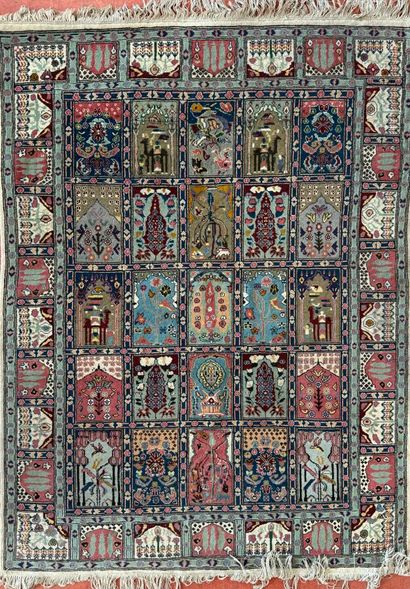 IRAN, Bakhtiar
Tapis à décor de motifs stylisés...