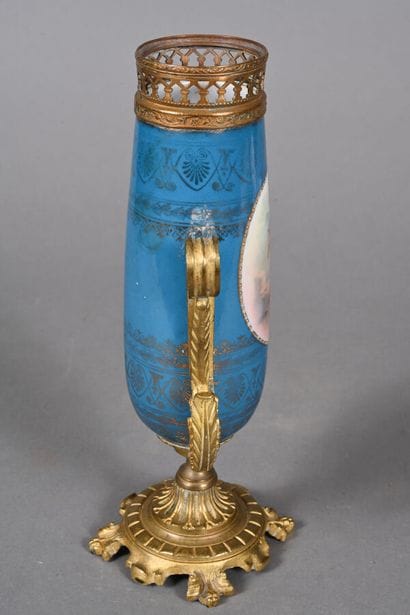 SÈVRES, Dans le goût
Vase de forme rouleau...