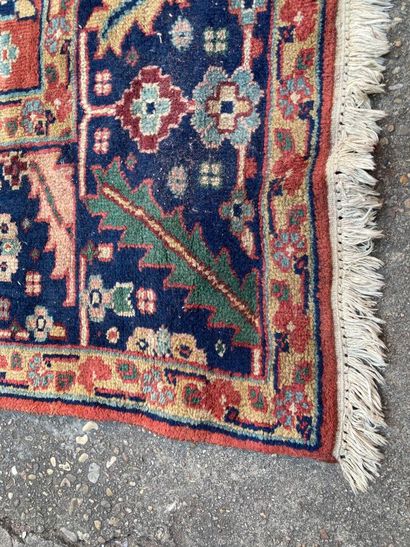IRAN, Tapis à motifs stylisés sur fond orange,...