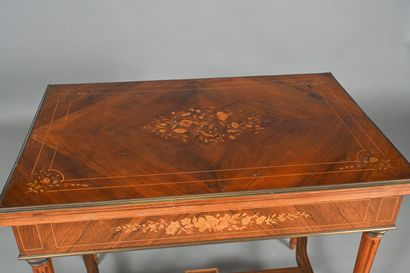Table à jeux dans le style Louis XVI en bois...