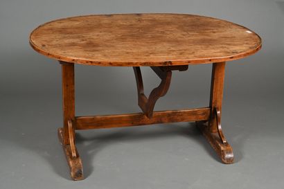 Table en bois naturel à plateau de forme...