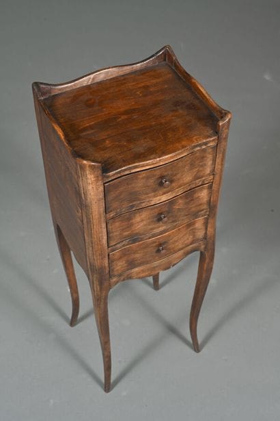 Chevet en bois mouluré et sculpté ouvrant...