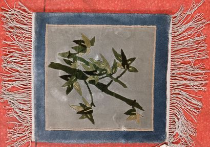 Lot de sept tapis comprenant : 
- Chine soie
32...