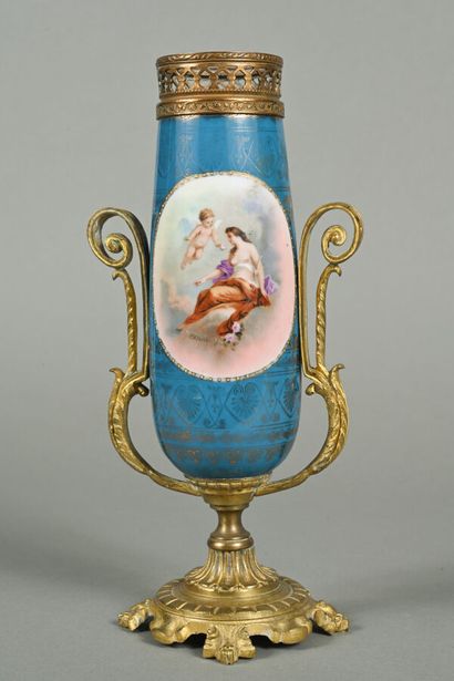 SÈVRES, Dans le goût
Vase de forme rouleau...