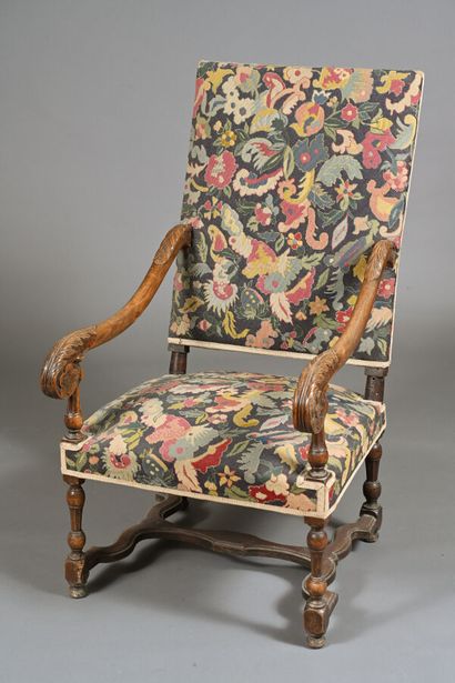 Fauteuil à haut dossier en bois mouluré et...