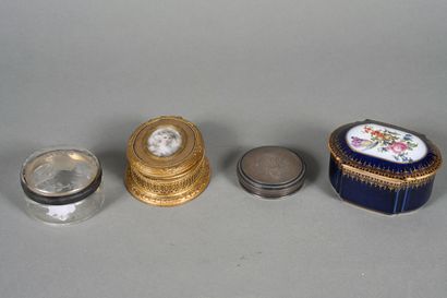 Trois boîtes, l'une en cristal gravé de rameaux...