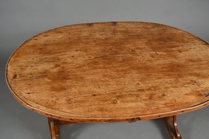 Table en bois naturel à plateau de forme...