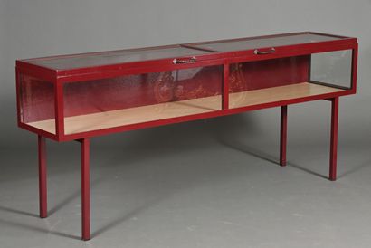 Vitrine plate laquée rouge, ouvrant en partie...