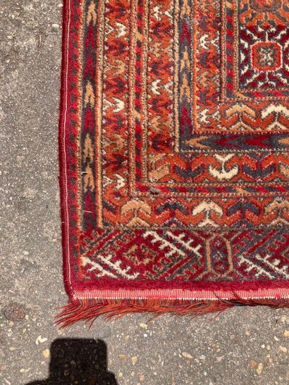 Tapis Boukhara à décor stylisé de rosaces...
