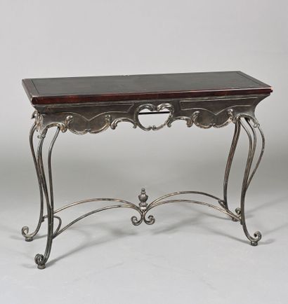 Console en tôle laquée et plateau bois, piètement...