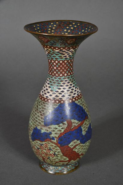 Vase à panse ovoïde et ouverture pavillonnée,...