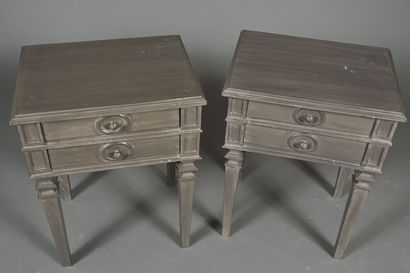 Paire de tables de chevet en bois mouluré...