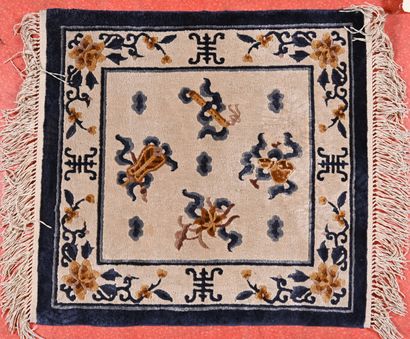 Lot de sept tapis comprenant : 
- Chine soie
32...