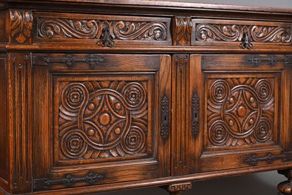 Buffet en bois mouluré et sculpté de sgtyle...