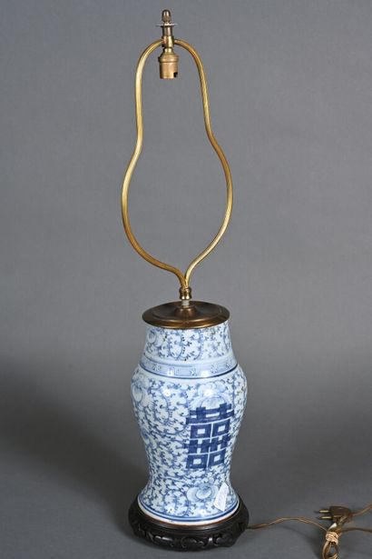 CHINE, 
Lot de deux vases, l'un en porcelaine...