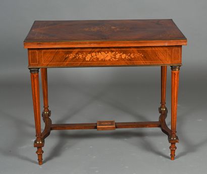 Table à jeux dans le style Louis XVI en bois...