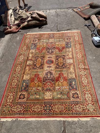 Tapis d'Orient à décor d'arbres et d'animaux...