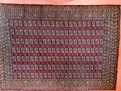 Tapis Boukhara à décor stylisé de rosaces...