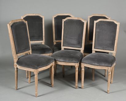 Suite de six chaises en bois mouluré, sculpté...