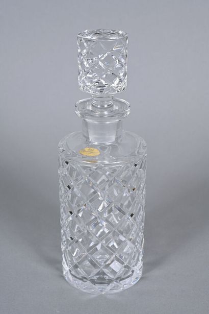 Carafe en cristal taillé de losanges. 
Porte...
