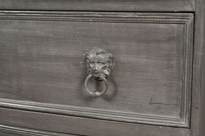 Commode à façade légèrement cintrée en bois...