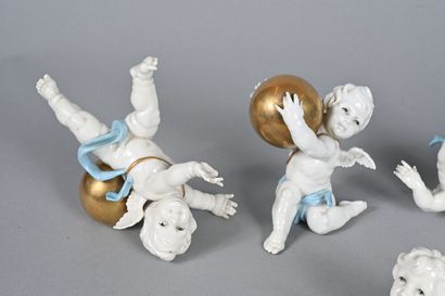 Suite de six putti en porcelaine émaillée,...