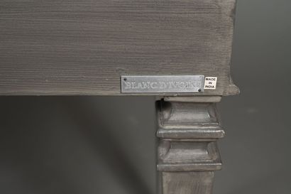 Paire de tables de chevet en bois mouluré...