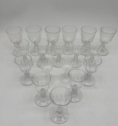 Suite de 12 verres à liqueur à pieds à double...