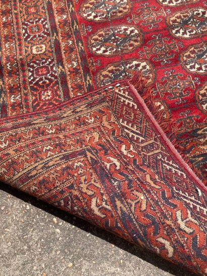 Tapis Boukhara à décor stylisé de rosaces...
