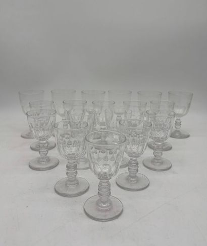 Suite de 12 verres à liqueur à pieds à double...