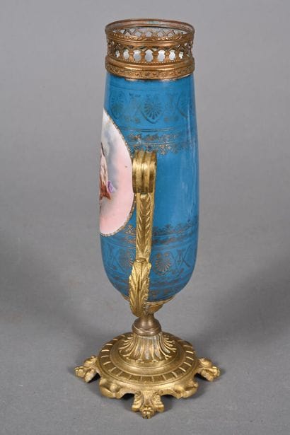 SÈVRES, Dans le goût
Vase de forme rouleau...