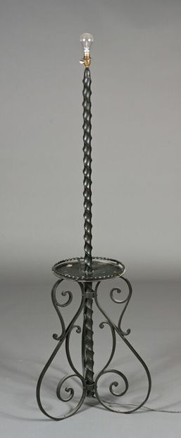 Lampadaire en métal, la partie basse en enroulement...