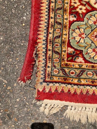 Tapis d'Orient à décor d'arbres et d'animaux...