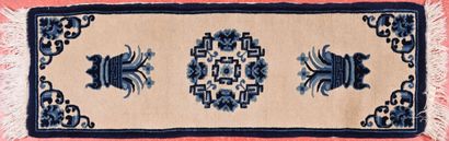 Lot de sept tapis comprenant : 
- Chine soie
32...