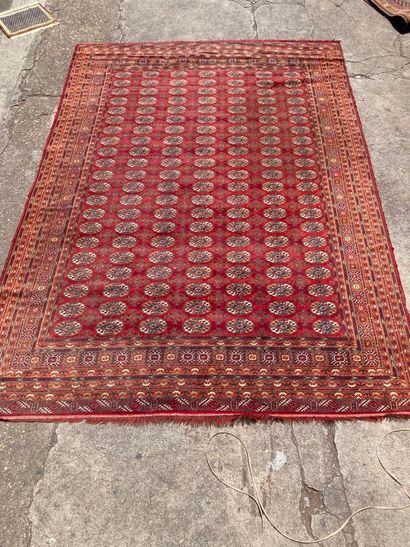 Tapis Boukhara à décor stylisé de rosaces...