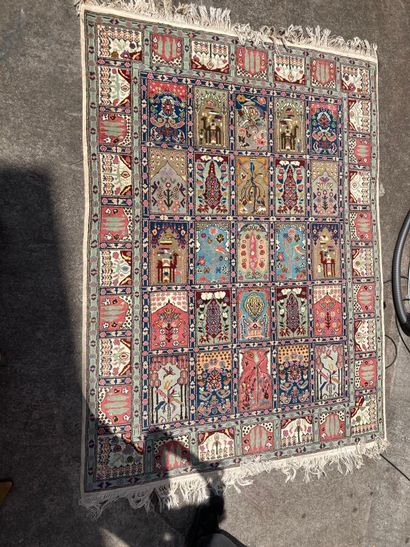 IRAN, Bakhtiar
Tapis à décor de motifs stylisés...