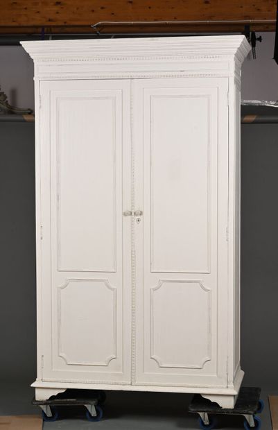 Armoire à corniche droite en bois mouluré...