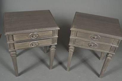 Paire de tables de chevet en bois mouluré...