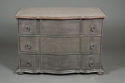Commode à façade en arbalète en bois mouluré...